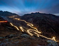 Routes de montagne de nuit (col de la Furka) avec trainées des phares